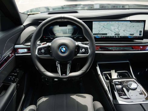 Used 2026 BMW i7 eDrive50 w/ M Sport Package RWD image 8