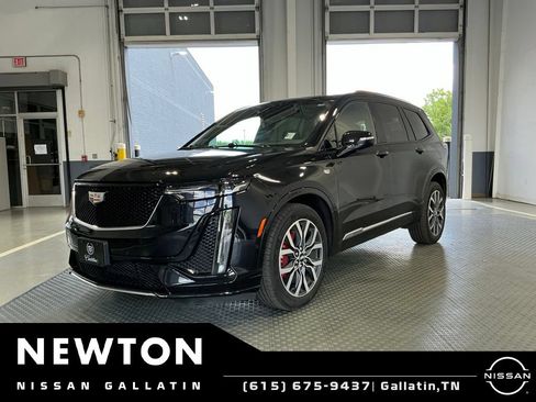 Used 2023 Cadillac XT6 Sport w/ Technology Package AWD/4WD image 3