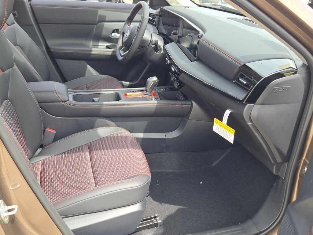 Used 2026 Nissan Kicks SR w/ SR Premium Package AWD/4WD image 4