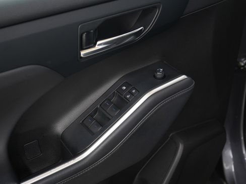 Used 2022 Toyota Highlander XLE image 21