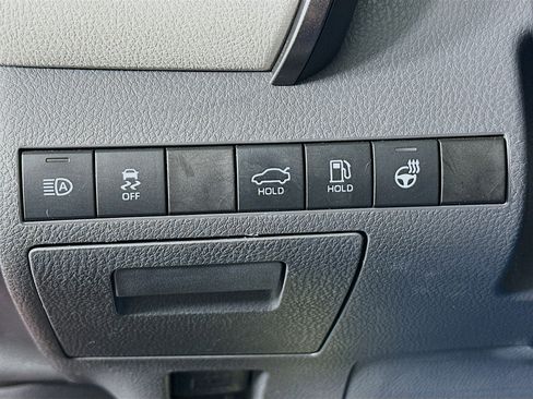 Used 2020 Toyota Camry SE w/ Cold Weather Package image 17