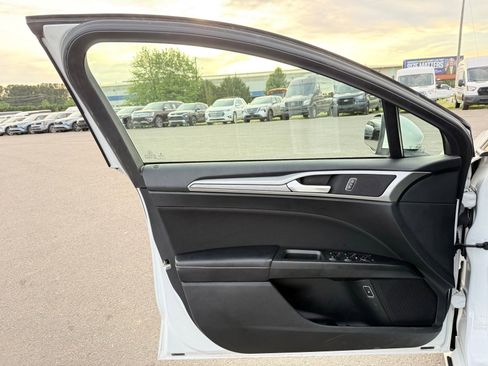 Used 2019 Ford Fusion SE FWD image 11