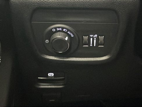 Used 2025 Jeep Grand Cherokee Laredo X w/ Luxury Tech Group I AWD/4WD image 31
