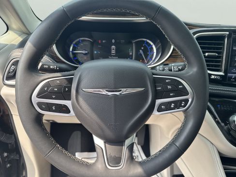 Used 2023 Chrysler Pacifica Limited FWD image 12