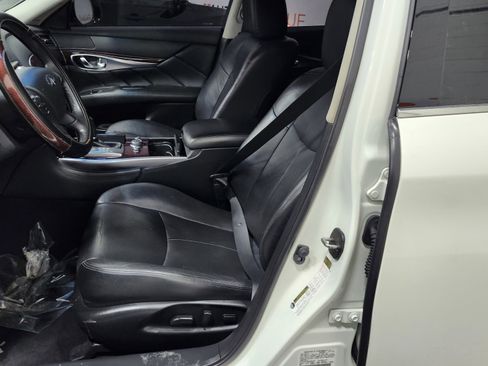 Used 2019 INFINITI Q70 Luxe image 24