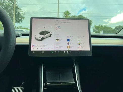 Used 2021 Tesla Model Y Long Range image 9
