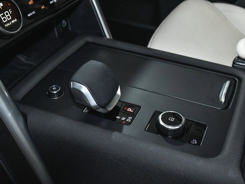 Used 2025 Land Rover Discovery S image 45