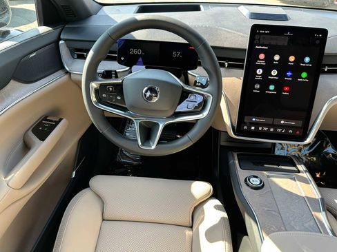 New 2025 Volvo EX90 Ultra image 18