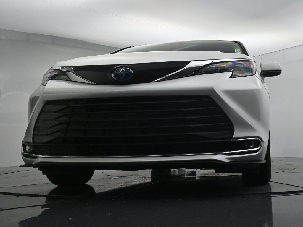 Used 2024 Toyota Sienna XLE FWD image 19