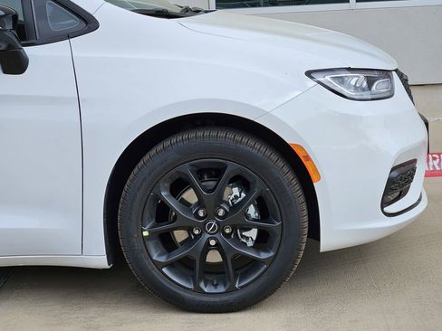 New 2026 Chrysler Pacifica Select image 6