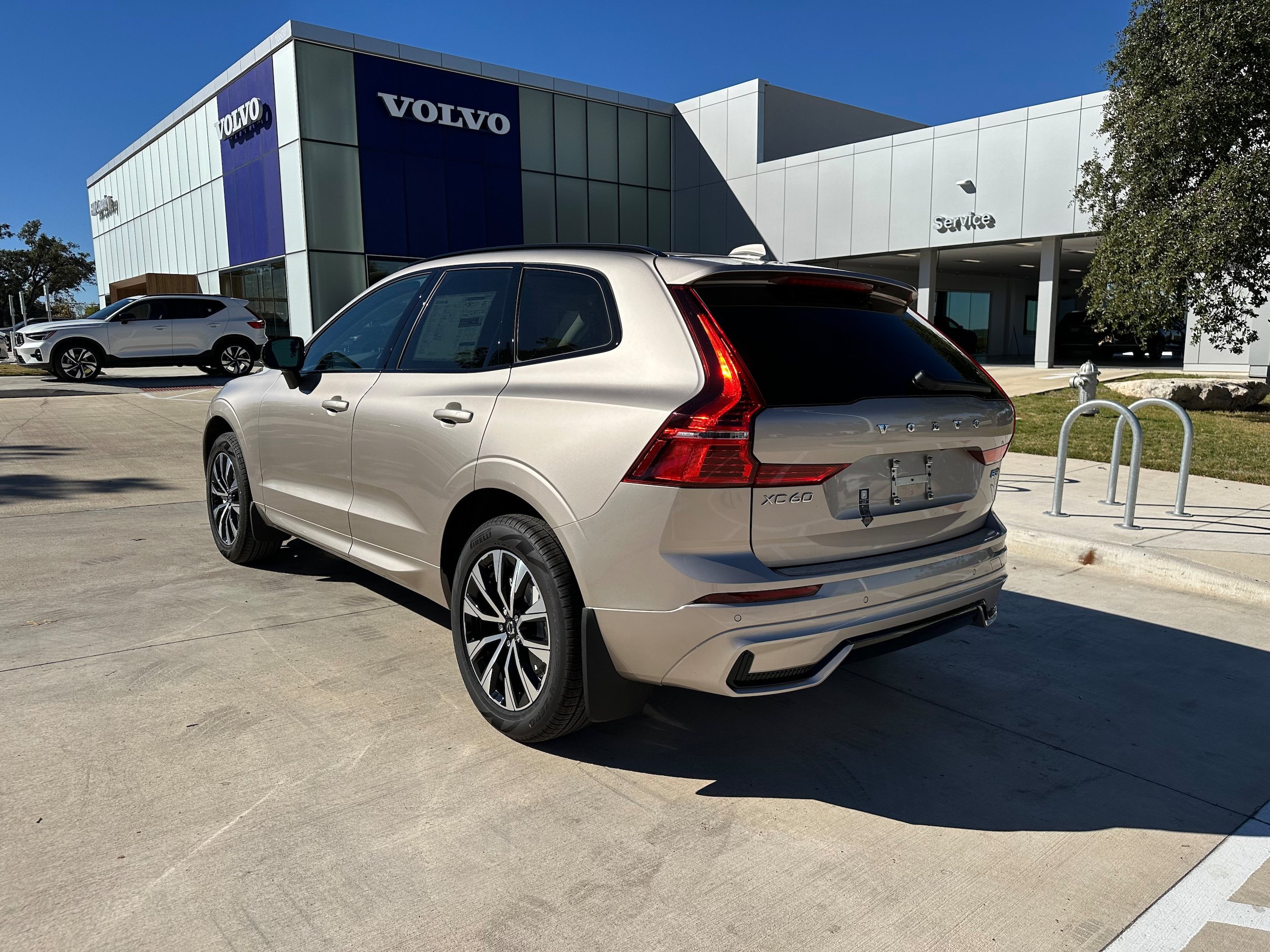 Used 2025 Volvo XC60 B5 Core w/ Protection Package Premier AWD/4WD image 4