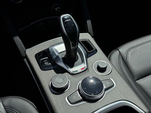 Used 2022 Alfa Romeo Stelvio Ti image 21