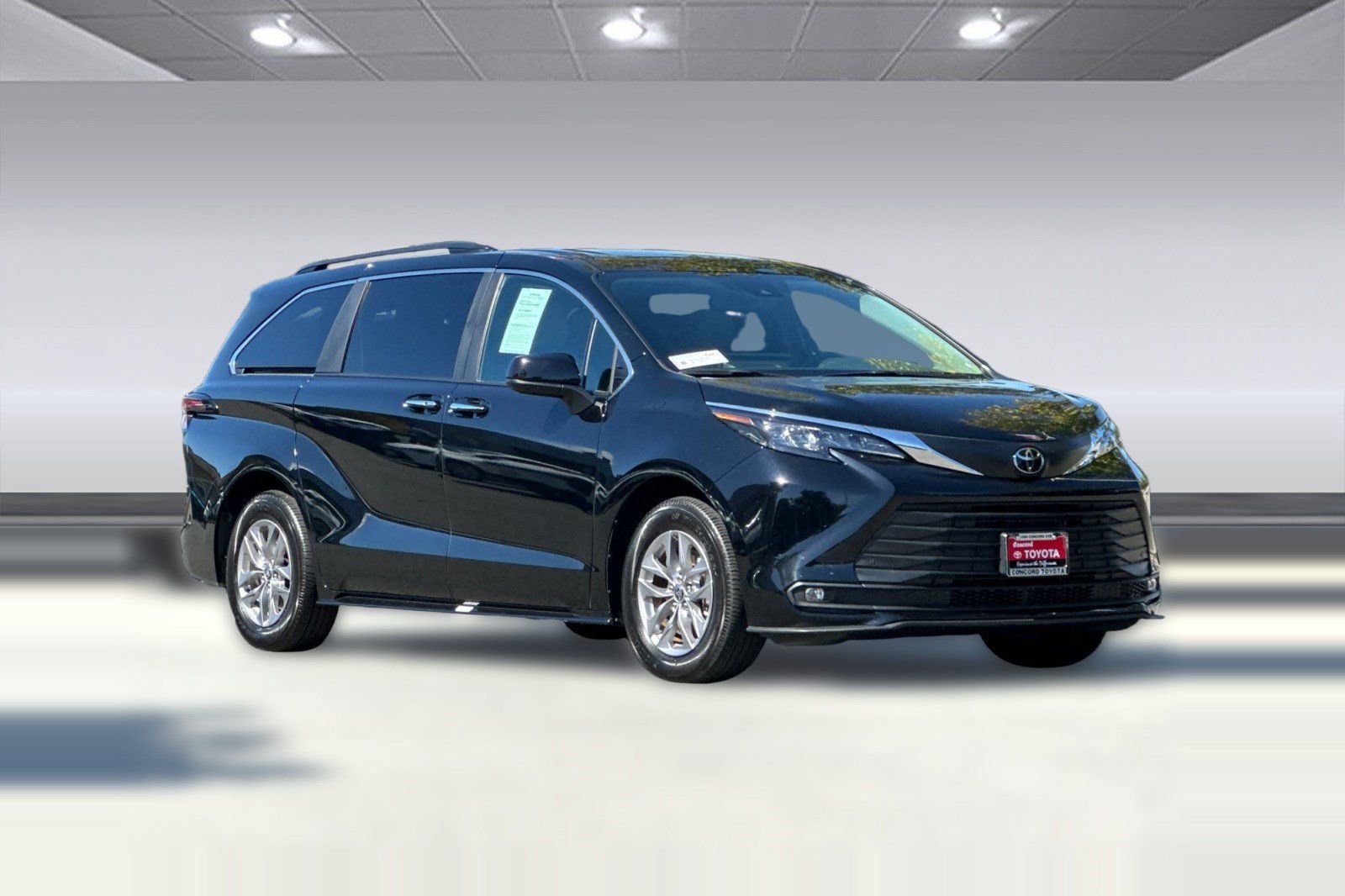 Used 2026 Toyota Sienna XLE FWD image 7