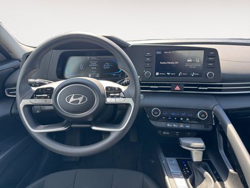 New 2025 Hyundai Elantra Hybrid FWD image 13