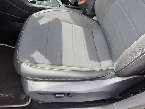 Used 2023 Volkswagen Taos SE w/ Panoramic Sunroof Package FWD image 24