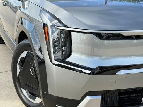 Used 2024 Kia EV9 Land AWD/4WD image 3