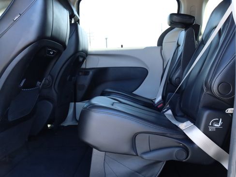 Used 2023 Chrysler Pacifica Touring-L image 12