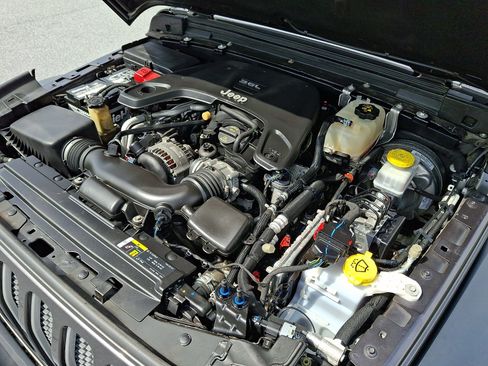 Used 2018 Jeep Wrangler Sport AWD/4WD image 27