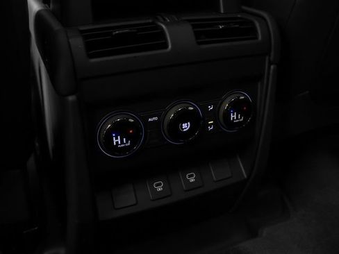 Certified 2025 Land Rover Defender 110 image 45