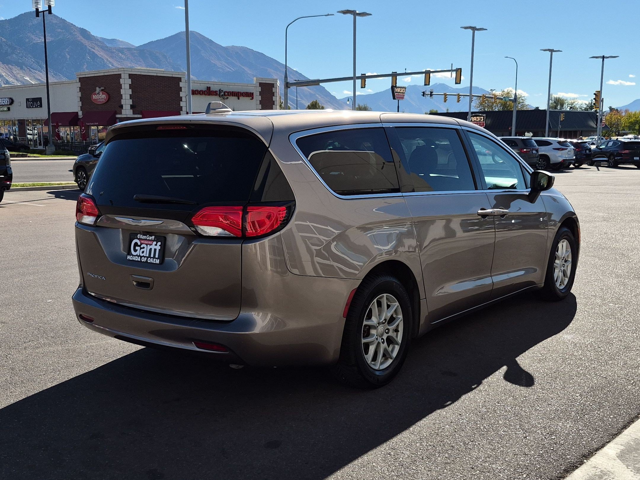Used 2017 Chrysler Pacifica Touring FWD image 3
