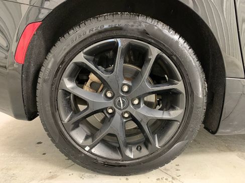 Used 2025 Chrysler Pacifica Limited image 28