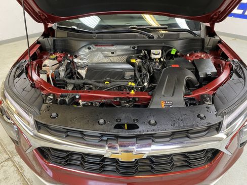 Used 2025 Chevrolet Trax LT w/ LT Convenience Package image 9