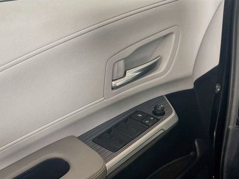 Used 2025 Toyota Sienna XLE FWD image 16