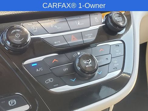 Used 2024 Chrysler Pacifica Touring-L FWD image 23