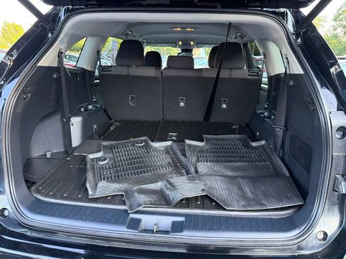 Used 2023 Toyota Highlander LE FWD image 5