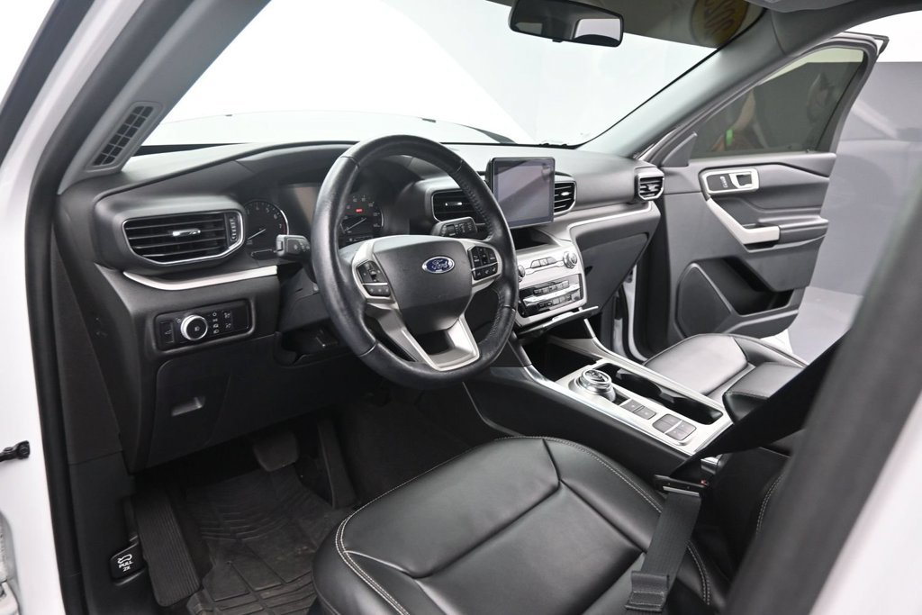 Used 2023 Ford Explorer XLT w/ Equipment Group 202A RWD image 16