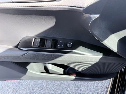 Used 2025 Toyota Camry SE w/ Convenience Package image 10