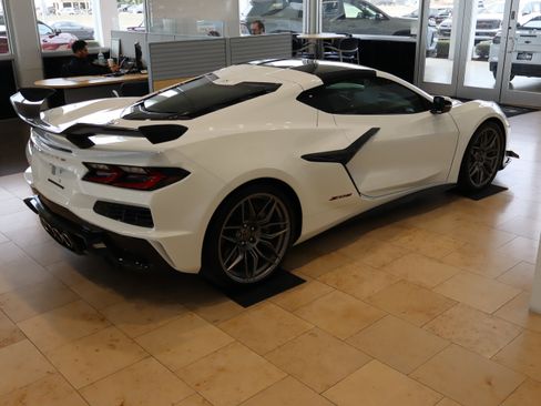 Used 2024 Chevrolet Corvette Z06 w/ Z07 Performance Package image 11