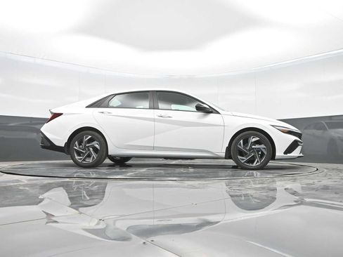 Certified 2025 Hyundai Elantra SEL FWD image 37