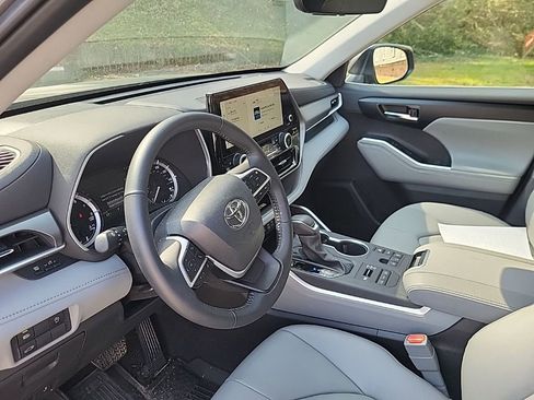 Used 2025 Toyota Highlander XLE image 13