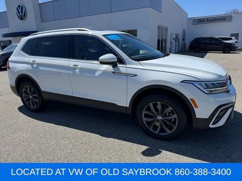 Used 2022 Volkswagen Tiguan SE w/ Panoramic Sunroof Package image 3