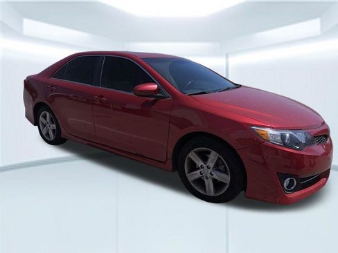 Used 2013 Toyota Camry SE w/ Leather Pkg FWD image 2