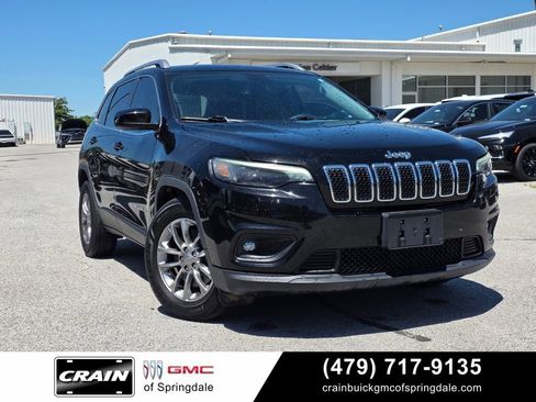 Used 2019 Jeep Cherokee Latitude Plus w/ Comfort/Convenience Group FWD image 1