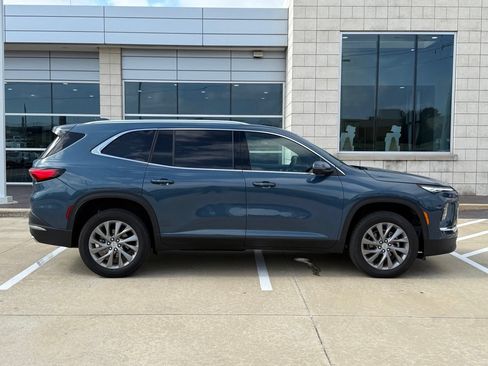 Used 2025 Buick Enclave Preferred FWD image 8