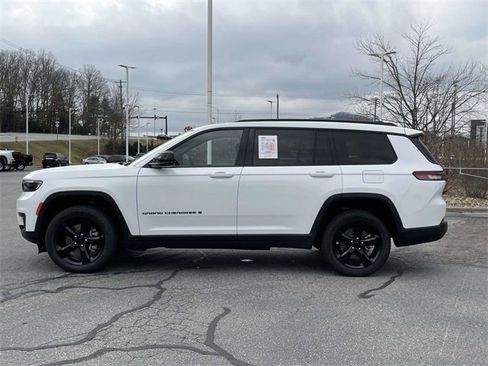 Used 2023 Jeep Grand Cherokee L Laredo image 2