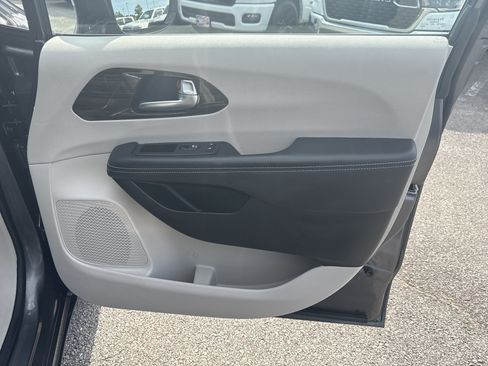 Used 2023 Chrysler Pacifica Limited FWD image 15
