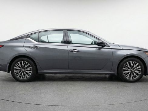 Used 2025 Nissan Altima 2.5 SV image 11