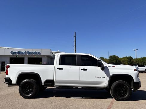 Used 2024 Chevrolet Silverado 2500 ZR2 image 4