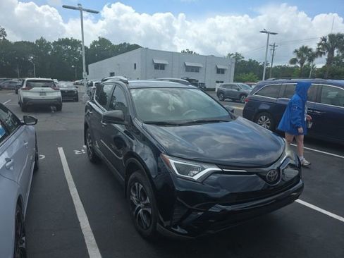 Used 2017 Toyota RAV4 LE FWD image 6