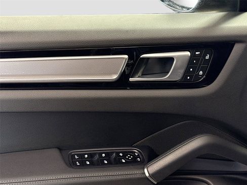 Used 2022 Porsche Cayenne Platinum Edition image 19
