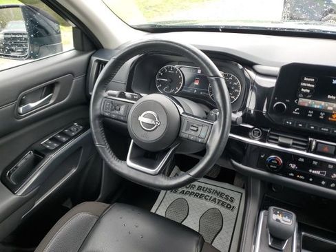 Used 2022 Nissan Pathfinder SL AWD/4WD image 17