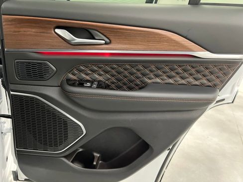 Used 2025 Jeep Grand Cherokee Summit image 19