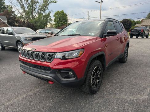 Used 2025 Jeep Compass Trailhawk AWD/4WD image 3