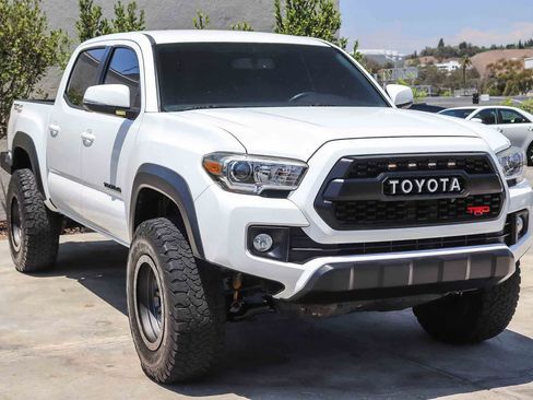 Used 2016 Toyota Tacoma TRD Off-Road w/ Towing Package RWD image 3