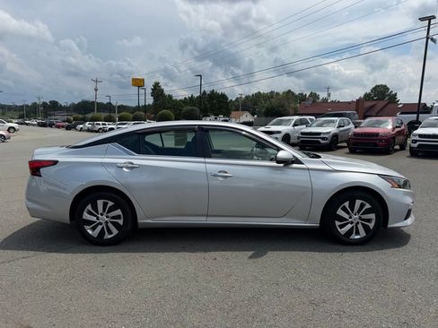 Used 2022 Nissan Altima 2.5 S FWD image 2
