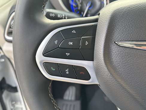 Used 2023 Chrysler Pacifica Touring-L image 29